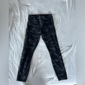 Athleta ultimate camo 7/8 tight size M with pockets
